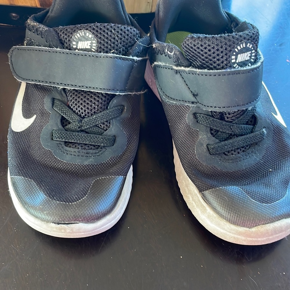 Black kids size 10 Nike tennis shoes